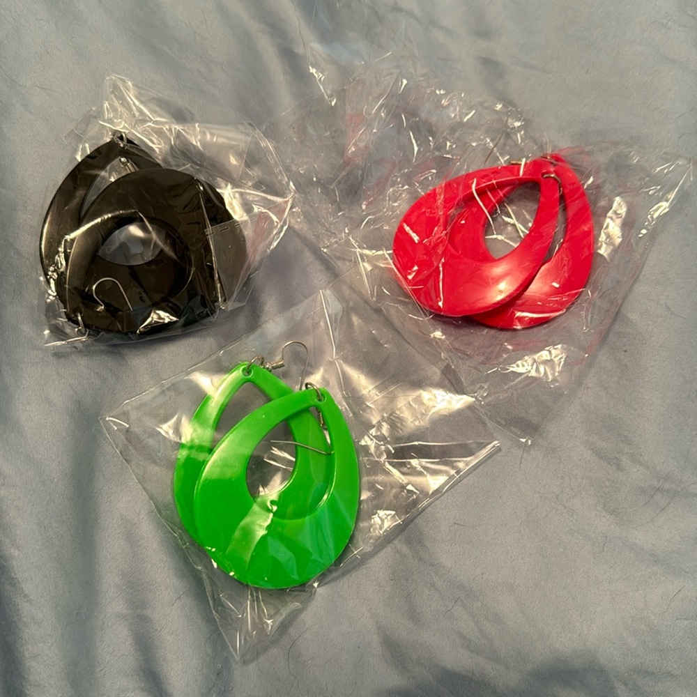 Brand new 3 80’s oval earrings in colors black, green and pink.